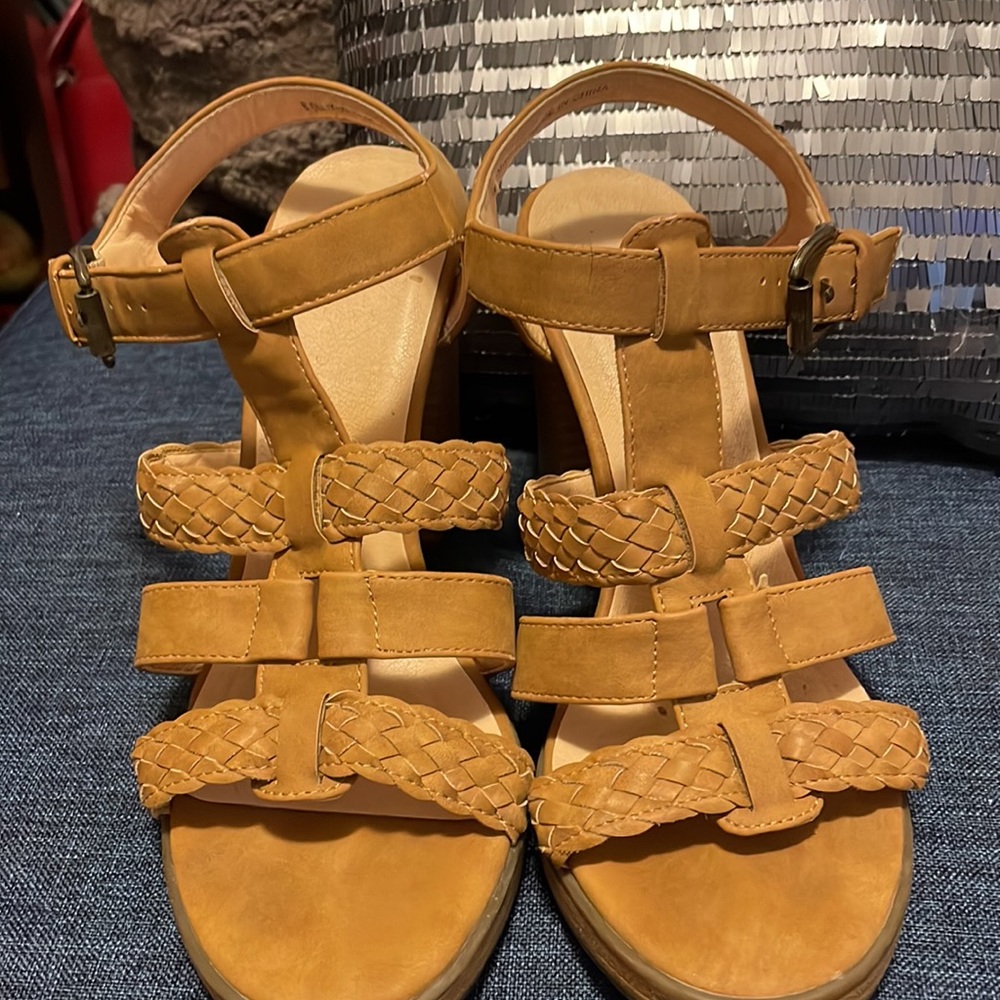Tan high heels - Picture 7 of 8